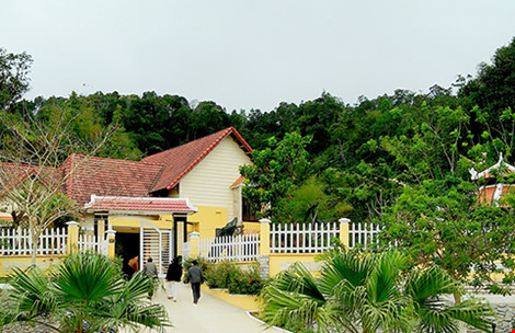 Quang[-]Nam:[-]Bí[-]thư[-]huyện[-]đào[-]hầm[-]xuyên[-]núi[-]nói[-]gì?